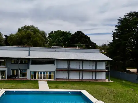 CASA SOBRE EL LAGO  7 DORMITORIOS EN VENTA VILLA CARLOS PAZ