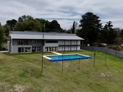 Casa 8 ambientes con 5 baños