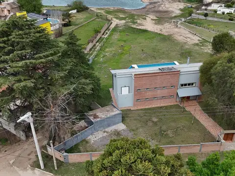 CASA SOBRE EL LAGO  7 DORMITORIOS EN VENTA VILLA CARLOS PAZ