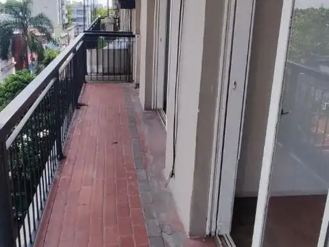 INVERSIONISTAS, 2 amb. en Quilmes Centro con balcón corrido.