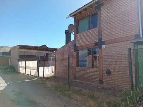 Casa en Esquel con Patio y Quincho.