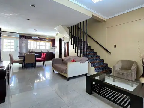 Casa 5 ambientes con 2 baños