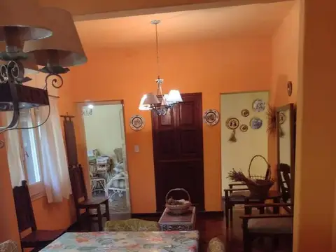 Casa 6 ambientes con 2 baños