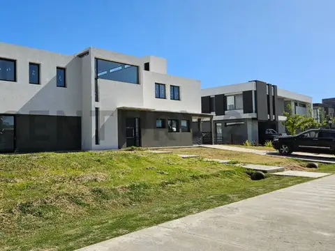 Casa en venta de 5 ambientes muy amplios y moderna