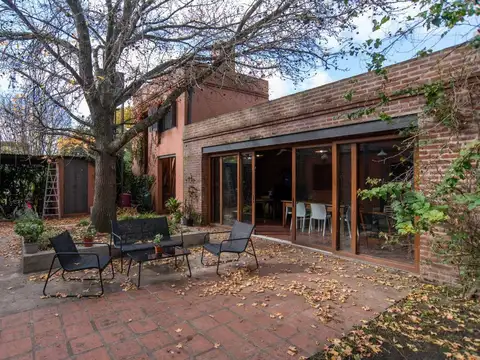 Casa en Venta con 2 cocheras