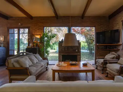 CASA EN VENTA CITY BELL 2 DORMITORIOS PILETA