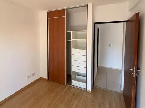 Amplio Departamento 1 dormitorio - Patio y balcon al frente