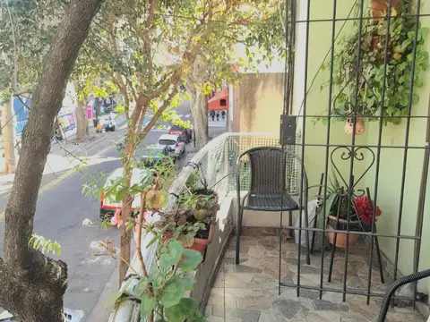 Avenida Carlos Calvo 1900, Piso 1