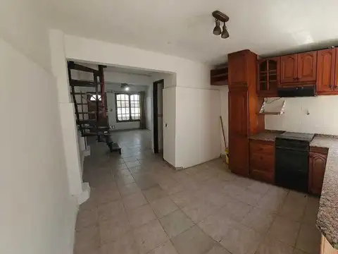 CASA DUPLEX 3 AMBIENTES CON PATIO EXCELENTE UBICACIÓN en Venta en El Palomar, Morón, G.B.A. Zona Oeste