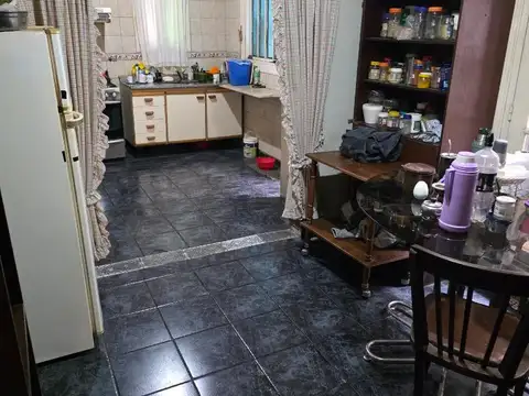 CASA AL FRENTE DE 3 DORMITORIOS CON COCHERA A RECICLAR