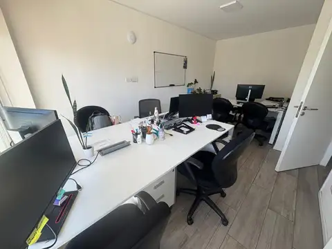 Oficina en Alquiler con 1 cochera