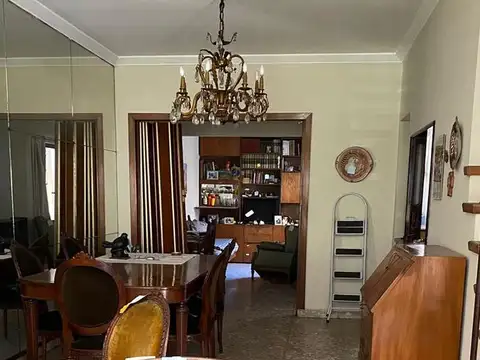 Casa 7 ambientes con 2 baños
