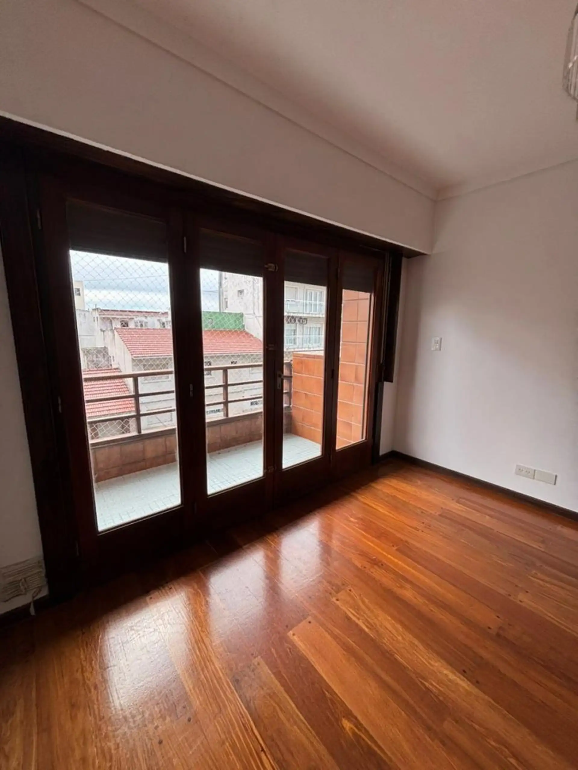 Exclusivo Semipiso de 3 Ambientes con Dependencia - Totalmente Reciclado a Nuevo y con Vista al Mar