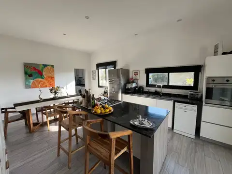 Casa 5 ambientes con 3 baños