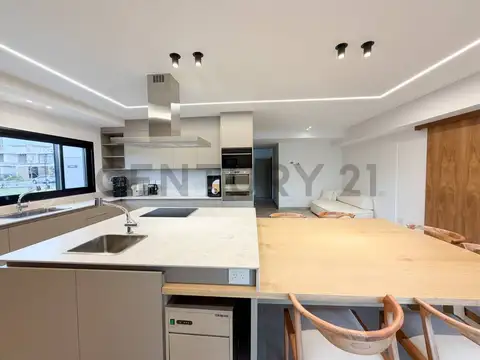 Casa 8 ambientes con 6 baños