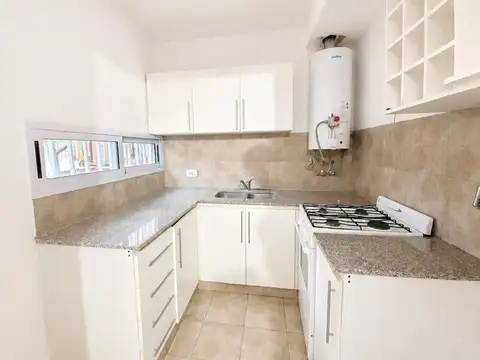 VENTA APTO CREDITO. Departamento 1 dormitorio, cochera, frente, balcón. Viamonte al 400, Rosario