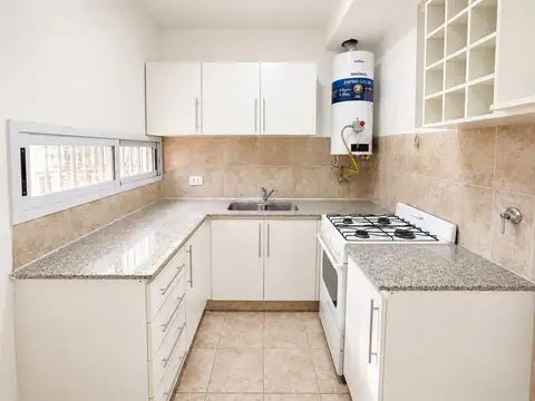 VENTA APTO CREDITO. Departamento 1 dormitorio, cochera, frente, balcón. Viamonte al 400, Rosario