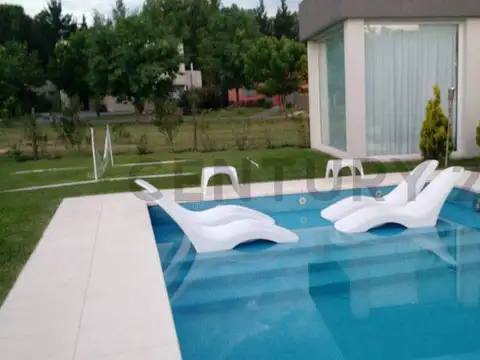 HERMOSA CASA EN ALQUILER AMUEBLADA. BARRIO SAN ISIDRO LABRADOR.VILLANUEVA