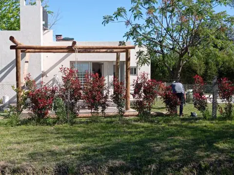 Casa 2 dormitorios con pileta en lote de 614 m² | Calchaquíes 1100 - La Estancia II - Roldán | Venta