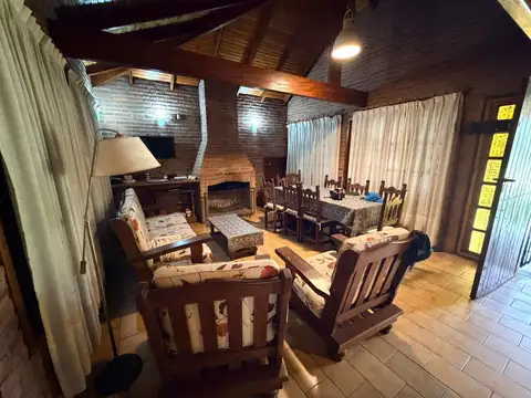 Casa 4 ambientes con 2 baños