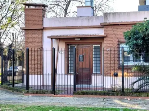Casa en venta c/ cochera en San Antonio de Padua
