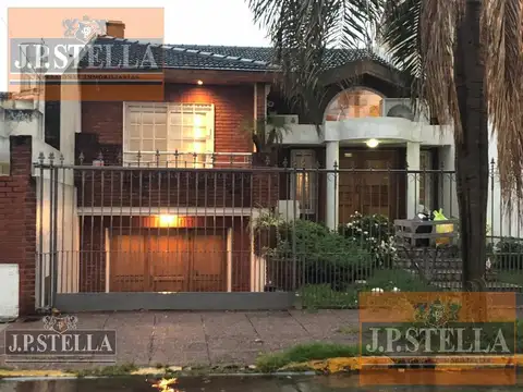 Excelente Casa 4 amb. con quincho y cochera para 2 autos - Villa Luzuriaga