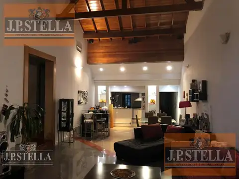 Casa en Venta con 2 cocheras