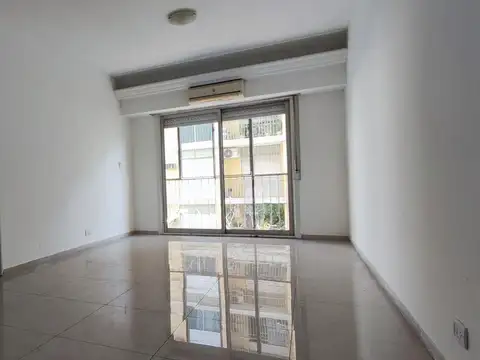 EN EL CORAZON DE QUILMES, en VENTA, depto 4 amb, balcón.