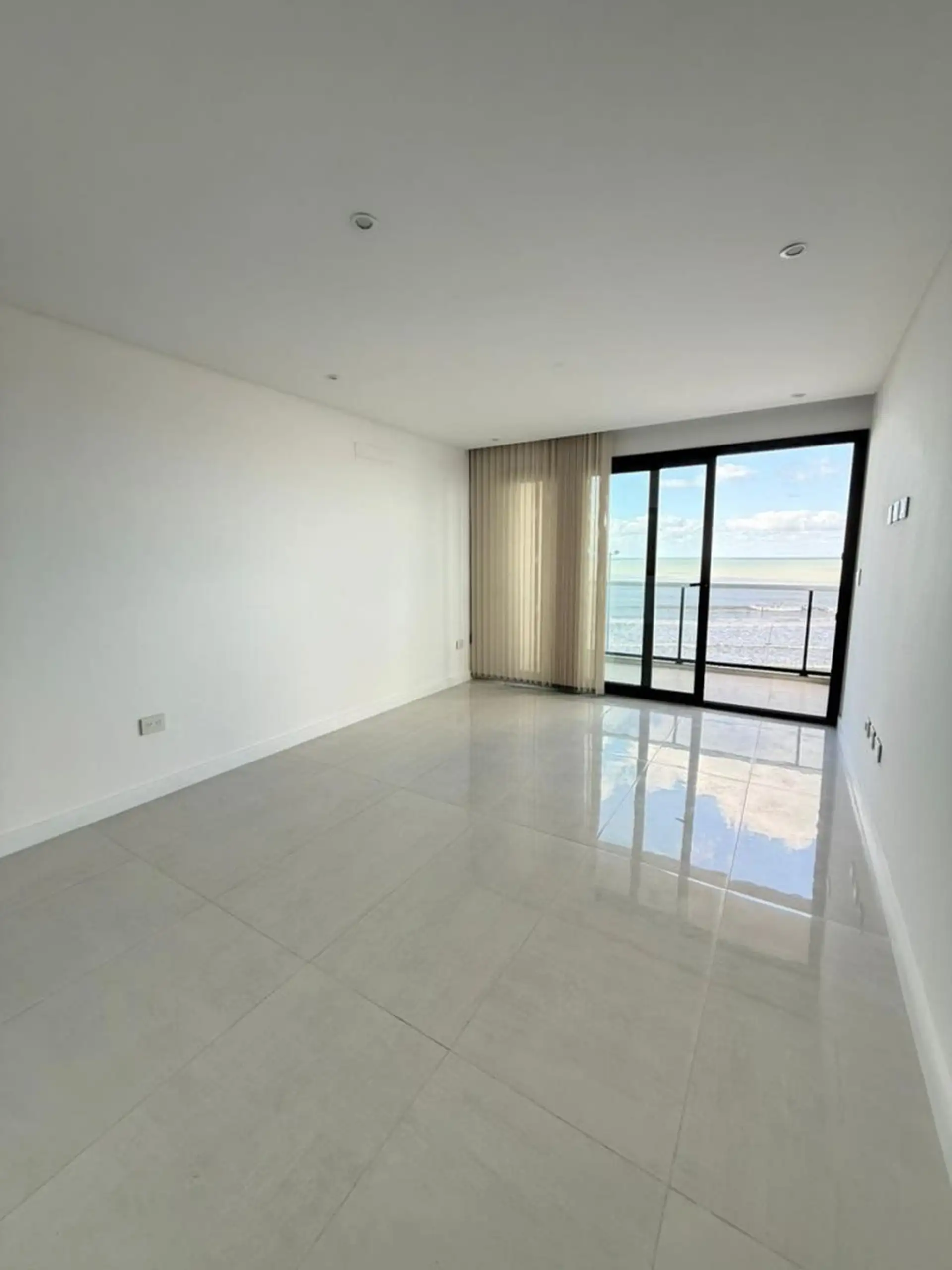 Venta semipiso 3 ambientes con cochera cubierta en Aurora del Mar I, frente al mar