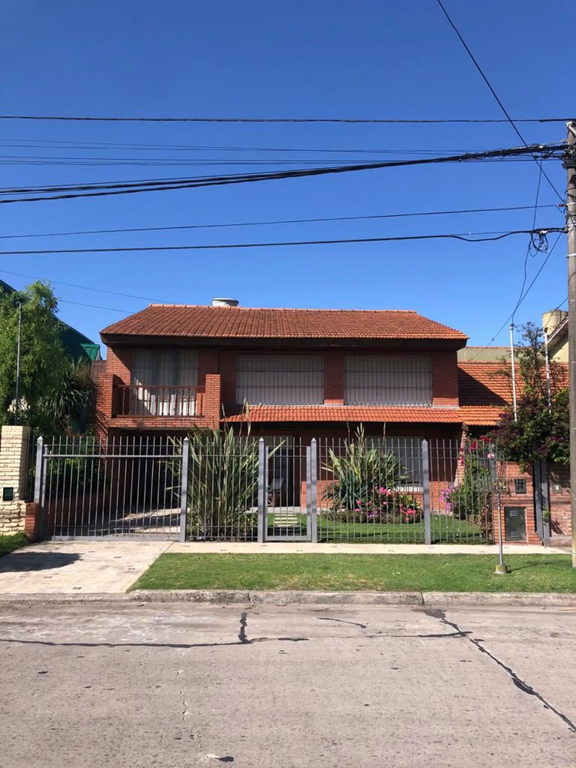 Casa 6 amb, 160m² en dos plantas con jardín y quincho — Florisbelo Acosta