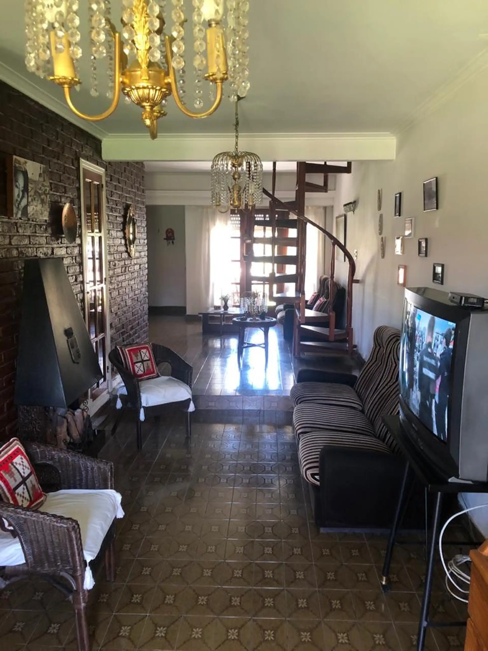 Casa 6 amb, 160m² en dos plantas con jardín y quincho — Florisbelo Acosta