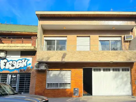 LOTE CON CASA  DE 8.66 X 31 VERSAILLES 