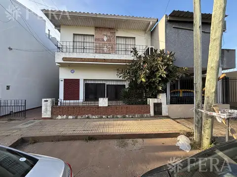 Venta de Casa 6 ambientes con cochera en Bernal Oeste
