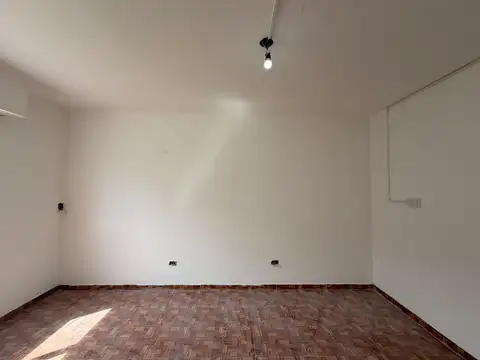 PH EN ALQUILER TRES AMBIENTES EN PLANTA BAJA CON JARDÍN SIN EXPENSA