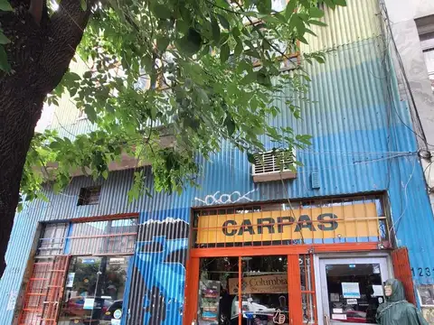 Local comercial en importante avenida. con dptos. 