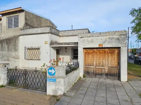 Casa amplia c/garaje Pedernera y Las Piedras U$s 75000