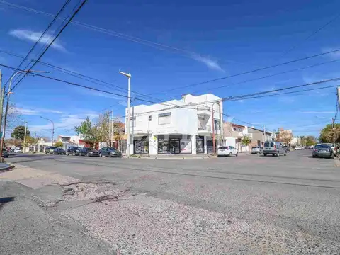 Casa 8 ambientes con 2 baños