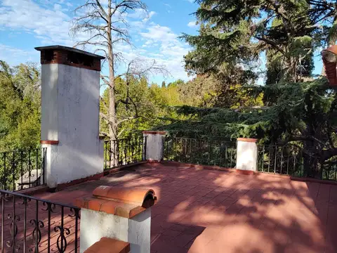 Casa 8 ambientes con 2 baños