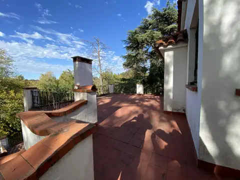 VENTA CASA DE ESTILO 3 DORMITORIOS, PISCINA Y COCHERA - OLIVEROS