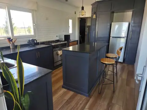 Casa 8 ambientes con 4 baños