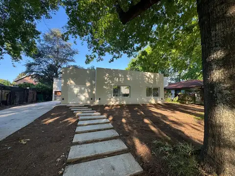 Casa en Alquiler con 2 cocheras