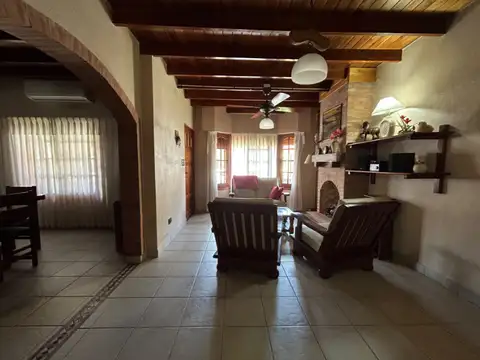 Casa 6 ambientes con 2 baños