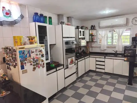 Casa 4 ambientes con 2 baños