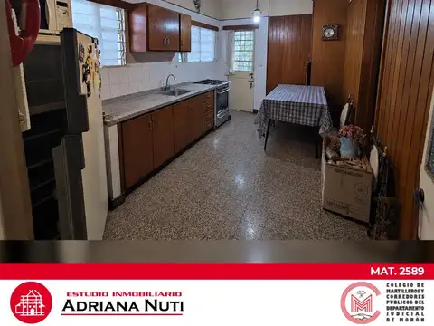 HAEDO SUR | CASA 3 AMBIENTES CON COCHERA Y AMPLÍSIMO PARQUE