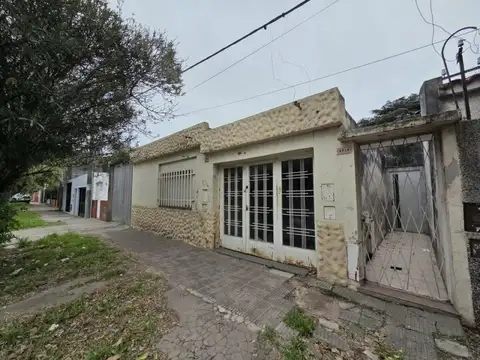 Venta 2 casas a reciclar sobre lote de 434m2 en Virasoro 2900