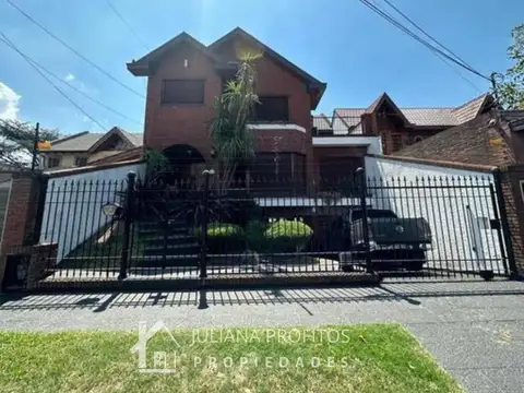 Casa Chalet de 5 Ambientes con Pileta en Quilmes Oeste