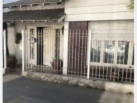 *CASA DE 3 AMB.  A REFACCIONAR SOBRE LOTE DE TERRENO DE 8,66 X 17,32 