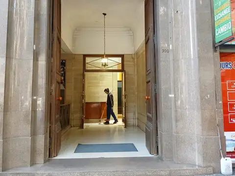 Av Pte Roque Saenz Pena 700, Piso 2