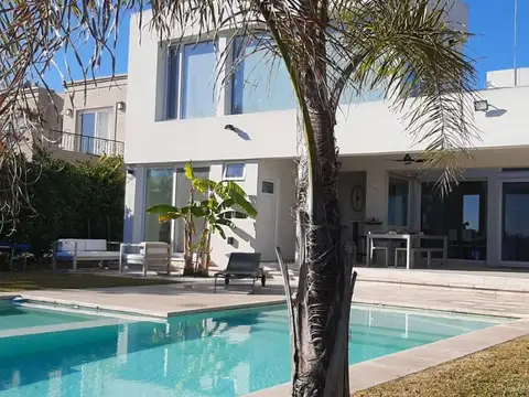 Casa 4 ambientes con 3 baños