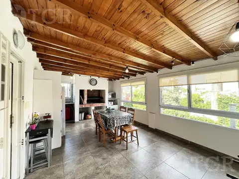 Casa 5 ambientes con 2 baños